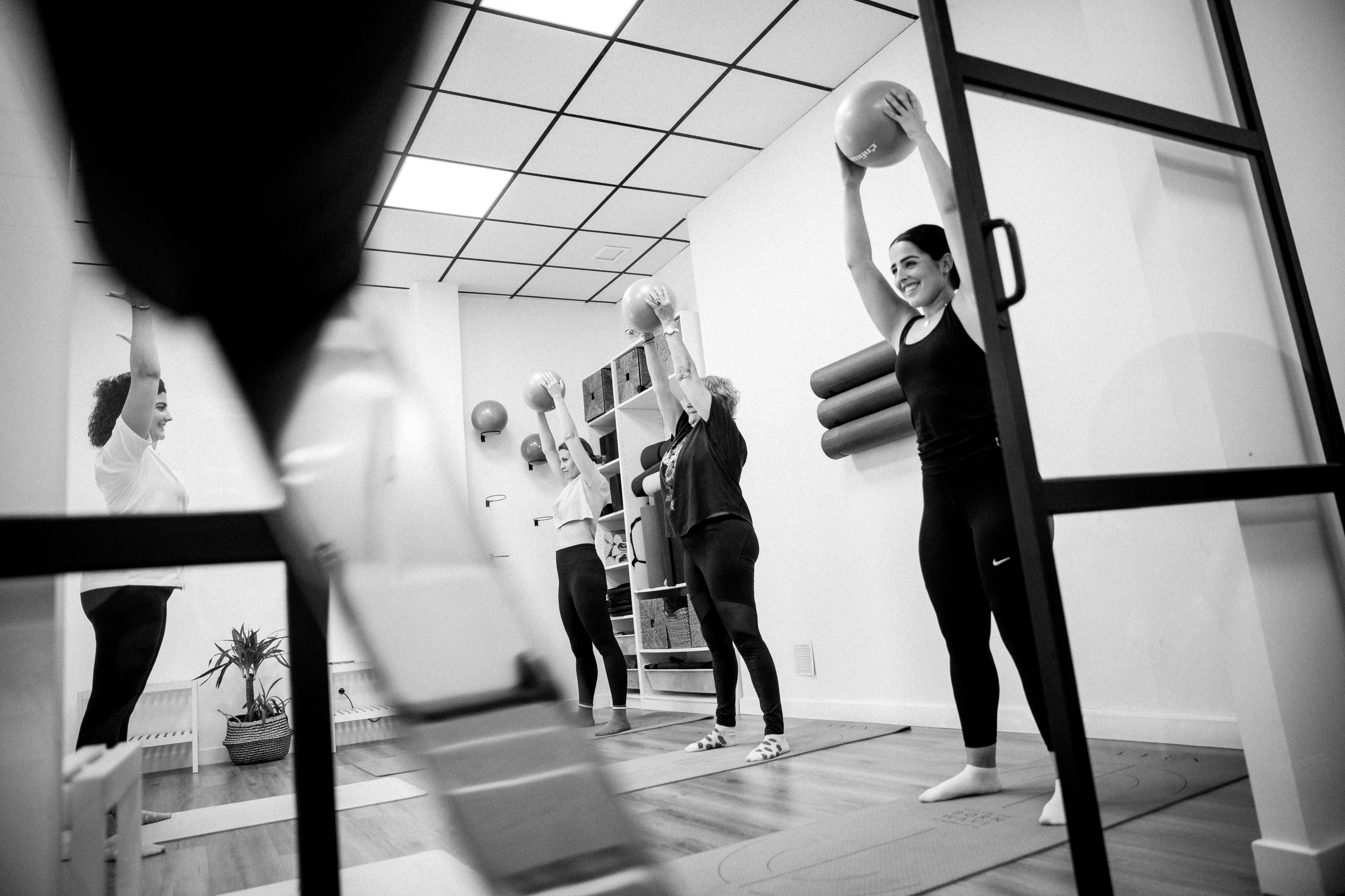 Clase de pilates terapéutico en grupo reducido