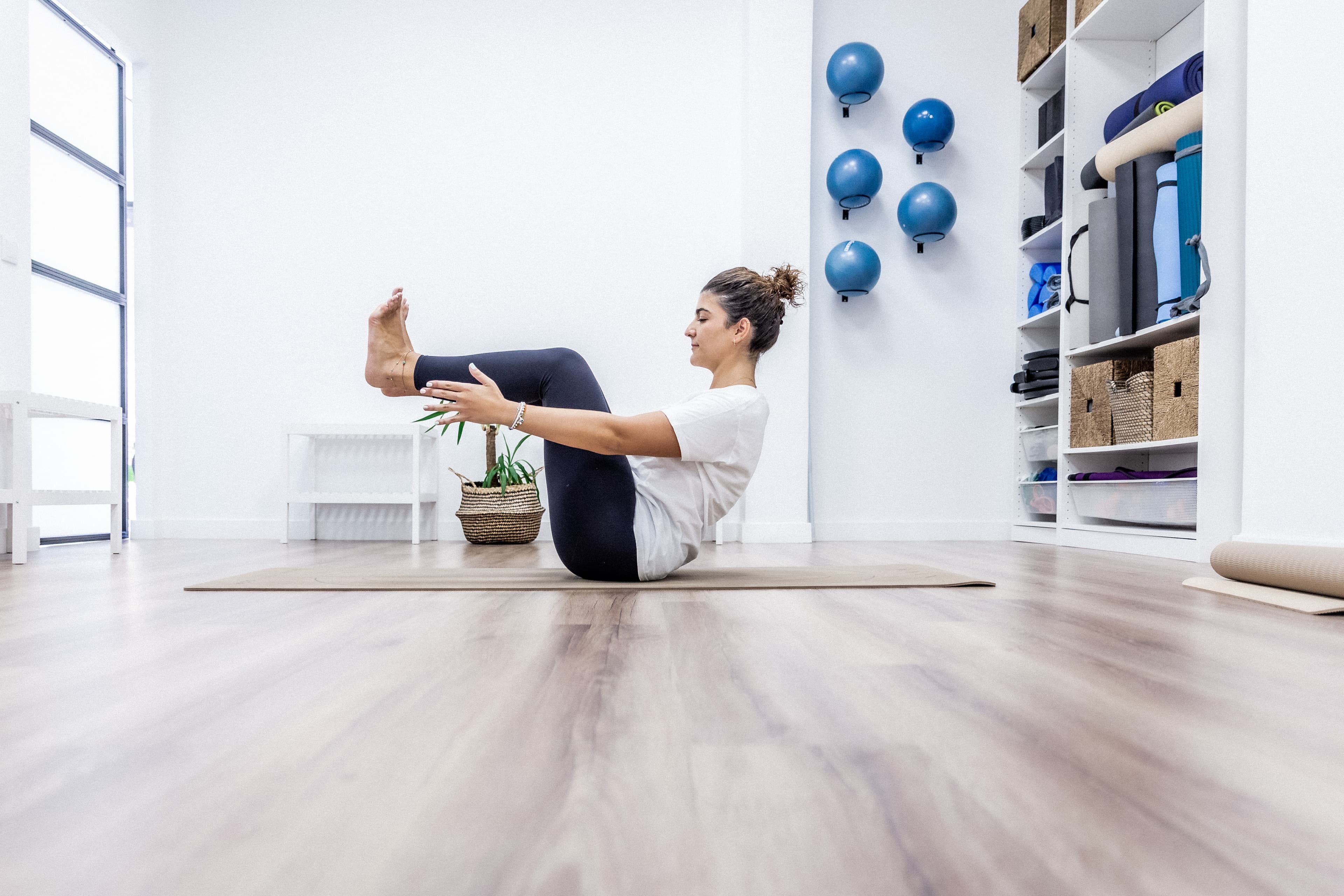 Fisioterapeuta guiando ejercicio de pilates